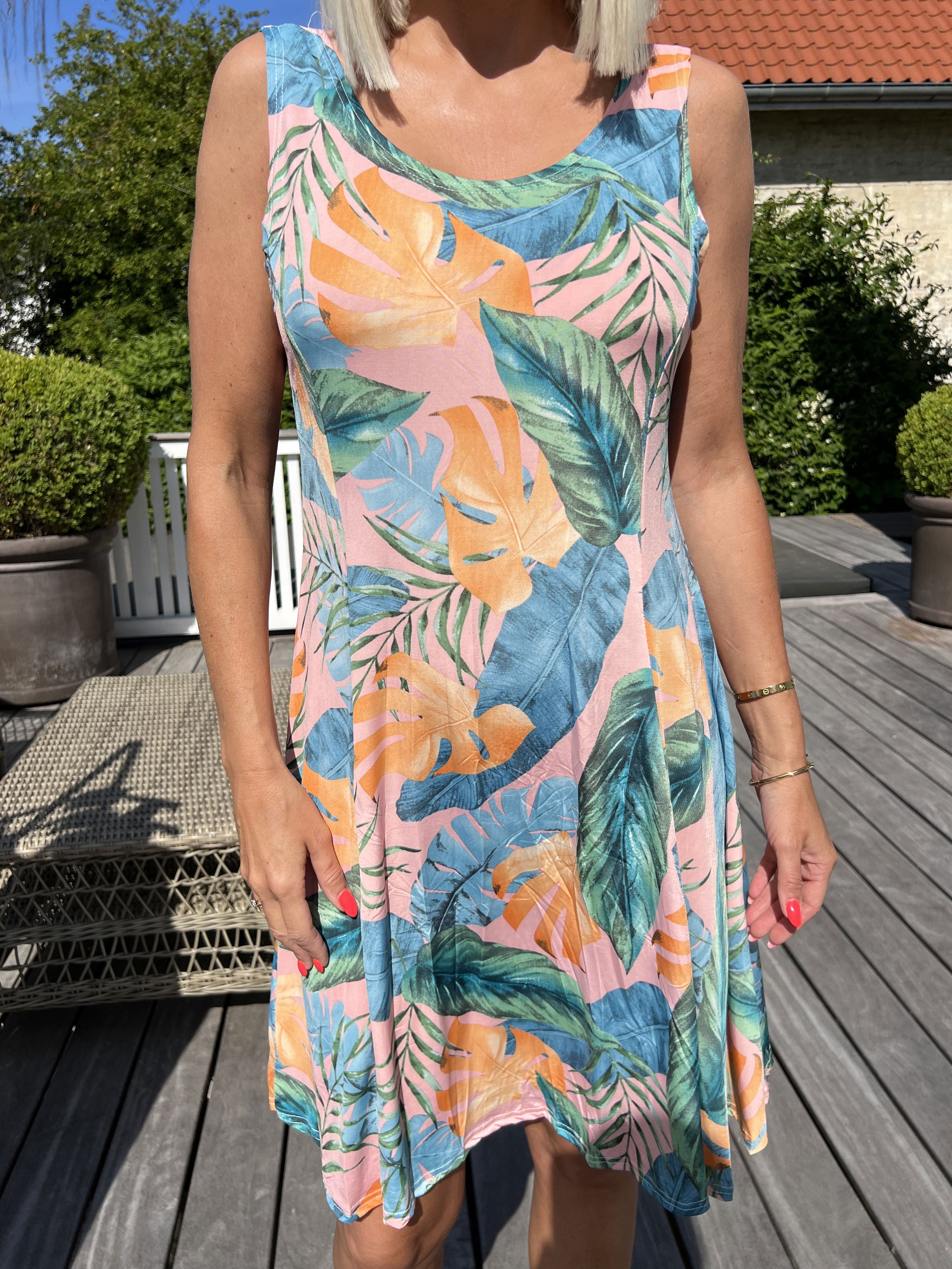 Maj Multi Leaf - Söt elastisk sommarklänning med mönster